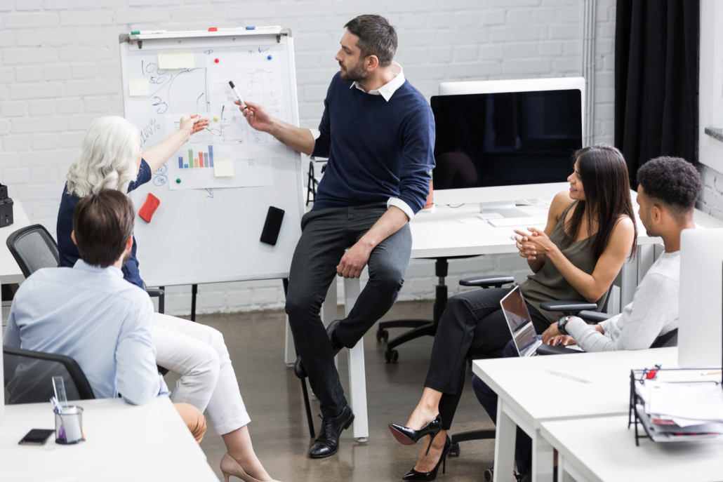 Formateur expliquant a un groupe